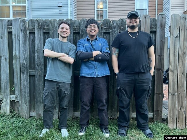 KADOLEAF (tengah) bersama Tony Montano (kiri) dan Juan (kanan) (dok: VOA)