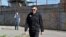 Олег Навальный выходит из тюрьмы после его освобождения. Нарышкино, Орловская область, Россия, 29 июня 2018 