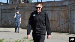 Олег Навальный выходит из тюрьмы после его освобождения. Нарышкино, Орловская область, Россия, 29 июня 2018 