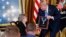 Президент Трамп вручает Медаль Почета вдове первого (старшего) лейтенанта Гарлина Мерла Коннера, Паулине Коннер