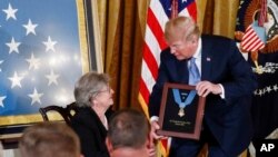 Presiden Donald Trump menganugerahkan penghargaan Medal of Honor kepada Letnan Satu Anumerta AD Garlin Conner kepada janda mendiang, Pauline Conner, secara anumerta dalam sebuah acara di East Room Gedung Putih, Selasa, 26 Juni 2018 (foto: AP Photo/Pablo Martinez Monsivais)