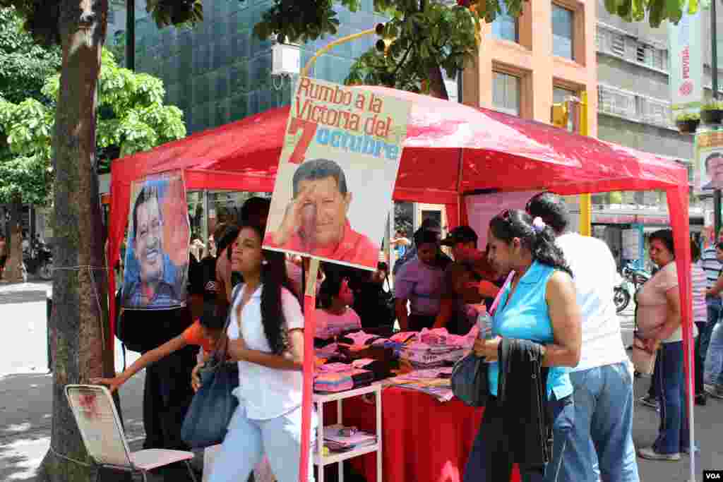 Venta callejera con memorabilia de la campaña.