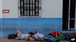 Migrants sleep on a sidewalk in Tapachula, Chiapas state, Mexico, June 8, 2019. 