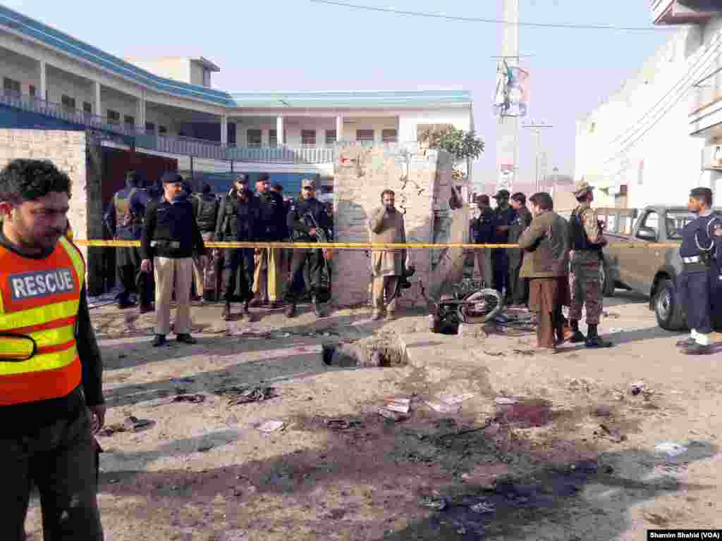 دھماکا مردان میں نادرا کے دفتر کے بیرونی دروازے پر ہوا۔