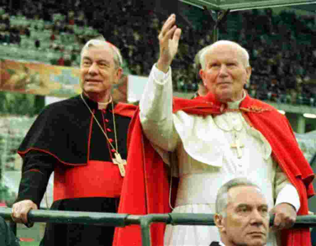 El cardenal Salvatore Pappalardo, acompaña al Papa Juan Pablo II durante una visita a la ciudad italiana de Sicilia.