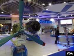 2013年8月莫斯科航展上的烏克蘭扎波羅熱西奇飛機發動機公司展台。俄羅斯官員透露，中國與俄羅斯計劃聯合研製的重型直升機考慮採用西奇公司的發動機。 （美國之音白樺拍攝）