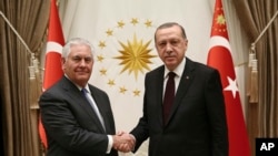 El presidente de Turquía, Recep Tayyip Erdogan (derecha) y el secretario de Estado de EE.UU., Rex Tillerson, se reunieron en Ankara, Turquía, el jueves, 15 de febrero de 2018.