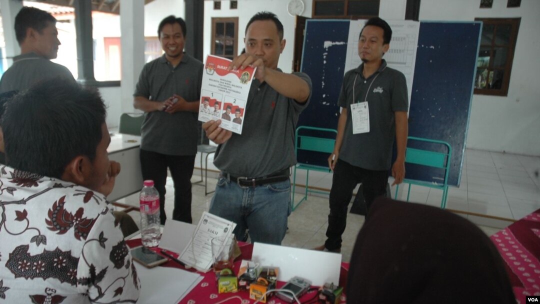 Suasana di sebuah Tempat Pemungutan Suara (TPS) dalam Pemilihan Walikota Yogyakarta 2017. (Foto: VOA/Nurhadi)