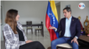 El líder opositor venezolano Juan Guaidó conversa con la periodista Adriana Núñez, de la Voz de América, en Caracas, el 25 de enero de 2021.