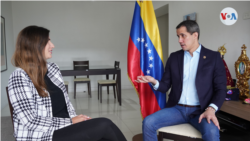 El líder opositor venezolano Juan Guaidó conversa con la periodista Adriana Núñez, de la Voz de América. 