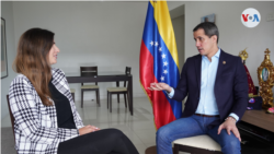 El líder opositor venezolano Juan Guaidó conversa con la periodista Adriana Núñez, de la Voz de América, en Caracas, el 25 de enero de 2021.