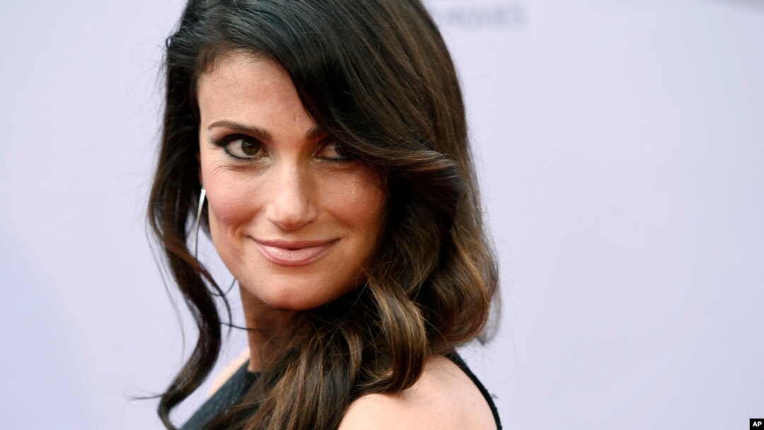 Idina Menzel, estrella de "Frozen" y Broadway, será invitada de Josh Groban en el concierto que el cantante ofrecerá en el Capital One Arena, en Washington, el 15 de noviembre. En la gráfica, Menzel a su llegada al tributo a John Williams durante el 2016 AFI Life Achievement Award Gala en el Teatro Dolby, Los Ángeles, California. 9-6-16.