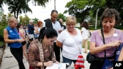邁阿密的居民排隊登記作為選民