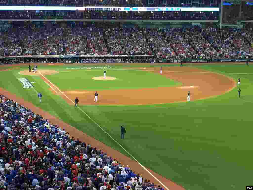 The Chicago Cubs and the Cleveland Indians play Game 7 of the World Series at Progressive Field in Cleveland, Ohia, Nov. 2, 2016. (K.Farabaugh/VOA)