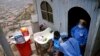 Una enfermera le da una inyección de la vacuna Sinopharm COVID-19 a Wilber Guzmán en su casa, durante una campaña de vacunación casa por casa en el barrio Villa María del Triunfo de Lima, Perú, el 13 de octubre de 2021.