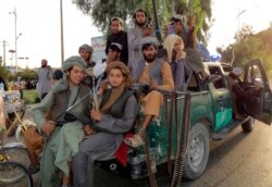 Kelompok militan Taliban berpatroli di dalam kota Provinsi Kandahar barat daya, Afghanistan, Minggu, 15 Agustus 2021. (Foto: AP/Sidiqullah Khan)