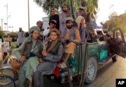 Kelompok militan Taliban berpatroli di dalam kota Provinsi Kandahar barat daya, Afghanistan, Minggu, 15 Agustus 2021. (Foto: AP/Sidiqullah Khan)