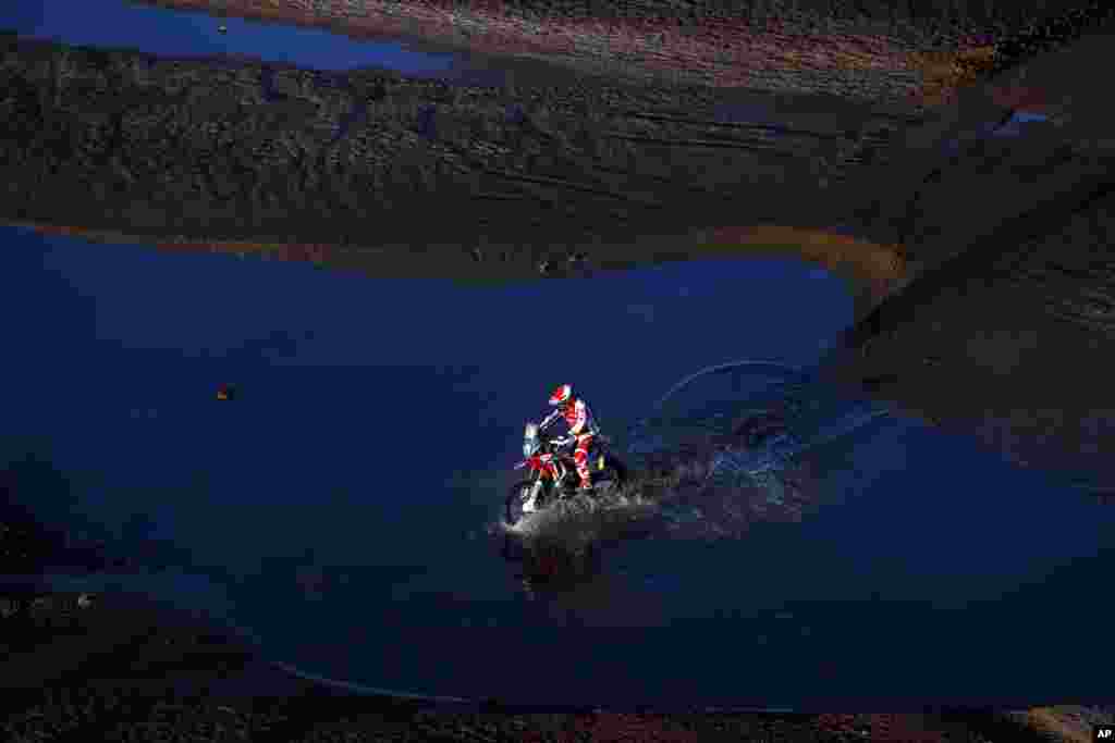 Honda rider Paulo Goncalves of Portiugal, races his bike in the 7th stage of the 2016 Dakar Rally, between Uyuni, Bolivia and Salta, Argentina, Jan. 9, 2016.