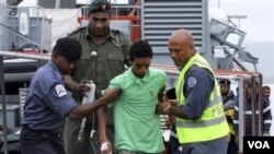 Salah seorang dari tiga remaja yang berhasil diselamatkan saat tiba di ibukota Fiji, Suva hari ini.