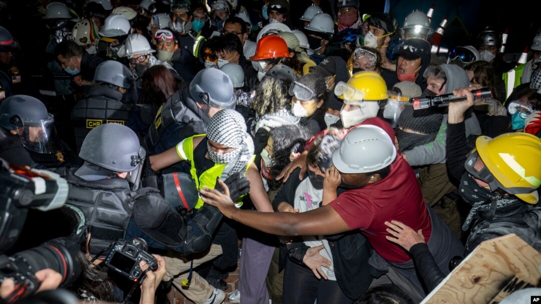 La policía avanza hacia manifestantes pro-palestinos en el campus de UCLA el jueves 2 de mayo de 2024 en Los Ángeles. [Foto: Archivo/AP/Ethan Swope]
