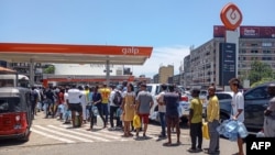 Motorists line up at a gas station in Maputo, Dec. 27, 2024. Fear has taken hold in Mozambique's capital, which has been subjected to barricades, looting and vandalism following the disputed confirmation of the ruling party's victory in October elections.