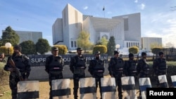  پاکستان سپریم کورٹ کے باہر تعینات سیکیورٹی اہل کار۔ فائل فوٹو 