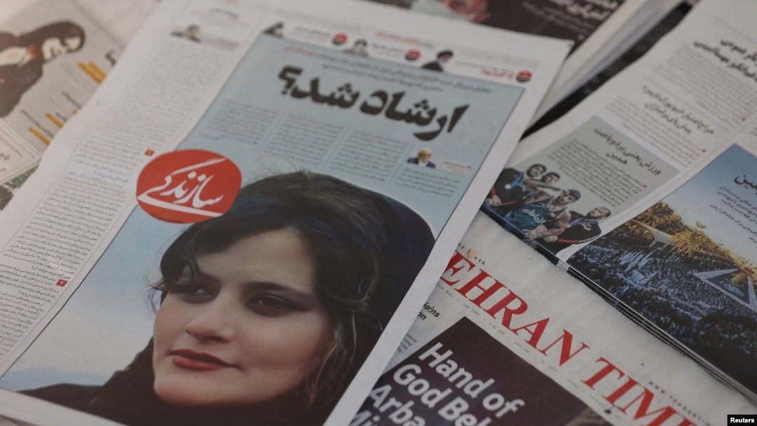 Eronning axloq politsiyasi qo'lida halok bo'lgan 22 yoshli Mahsa Aminiy surati aks etgan gazeta, Tehron, Eron, 18-sentabr, 2022-yil
