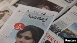 Novine sa fotografijama Mahse Amini, žene koja je preminula nakon što jju je uhapsila "policija za moral" Islamske republike, 18. septembra 2021.