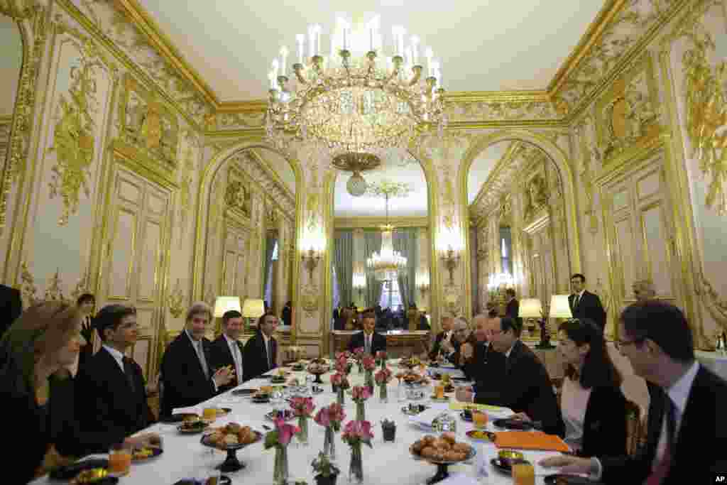Ngoại trưởng Kerry gặp Tổng thống Pháp Francois Hollande tại điện Elysée ở Paris, 27/2/2013