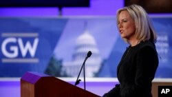 អ្នកស្រី Kirstjen Nielsen រដ្ឋមន្ត្រី​ក្រសួង​សន្តិសុខ​មាតុភូមិ​សហរដ្ឋ​អាមេរិក​ថ្លែង​នៅ​សាកលវិទ្យាល័យ George Washington កាលពី​ថ្ងៃទី១៨ ខែមីនា ឆ្នាំ២០១៩។