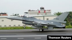 타이완 공군 소속 F-16V 전투기가 긴급 발진 훈련을 하고 있다.