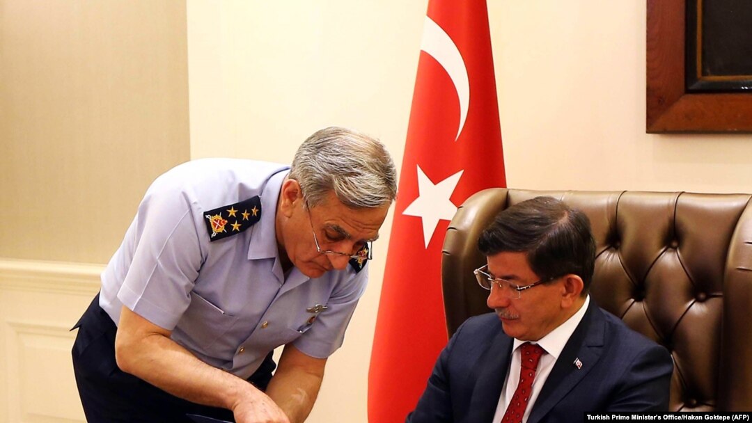 Komandan AU Turki Jenderal Akin Ozturk, kiri, berbicara dengan Perdana Menteri Turki Ahmet Davutoglu dalam pertemuan keamanan khusus tentang ISIS di Suriah dan PKK di Irak, di Istana Cankaya, Ankara, 25 Juli 2015. 