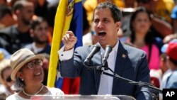 Juan Guaido, reconnu président par intérim du Venezuela, avec à sa gauche sa mère Norka Marquez, lors d'une manifestation anti-Maduro à Caracas, le mardi 12 février 2019.