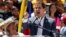 Juan Guaido, reconnu président par intérim du Venezuela, avec à sa gauche sa mère Norka Marquez, lors d'une manifestation anti-Maduro à Caracas, le mardi 12 février 2019.