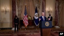 조 바이든 미국 대통령이 지난 2월 워싱턴 국무부 청사에서 미국의 외교정책에 관해 연설했다. 카멀라 해리스 부통령(왼쪽)과 토니 블링컨 국무장관이 배석했다.