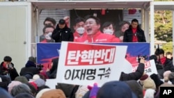 Partidarios del presidente de Corea del Sur, Yoon Suk Yeol, se manifiestan contra su destitución cerca del Tribunal del Distrito Central de Seúl, en Seúl, Corea del Sur, el martes 17 de diciembre de 2024.