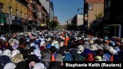 Umat Muslim menggelar salat Idulfitri pagi di kawasan Brooklyn, New York City, New York, AS, 13 Mei 2021. (Foto: REUTERS/Stephanie Keith)