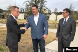 Federal Reserve Bank of Dallas President Robert Kaplan (L) visits the Cottages at Hickory Square, a collection of tiny houses for the homeless in South Dallas, Texas, U.S., February 25, 2019. (REUTERS/Ann Saphir)