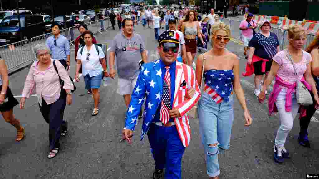 Des gens arrivent avant le début de la célébrations du Jour de l'Indépendance américaines dans de New York, le 4 juillet 2016.
