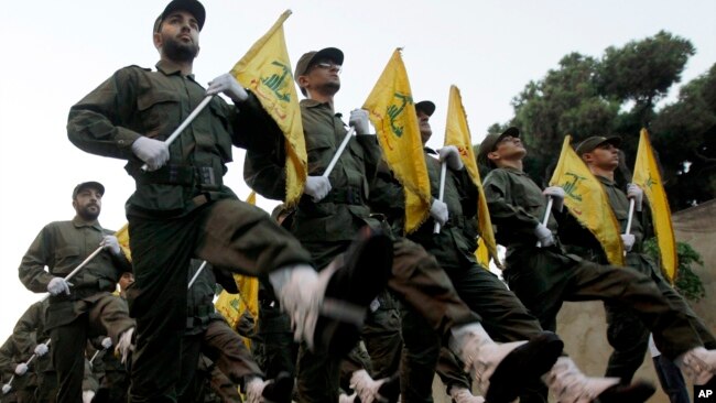 2010年11月12日真主党军人在黎巴嫩贝鲁特南部郊区游行。