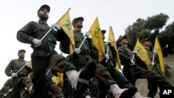 Abarwanyi b'umuhari Hezbollah muri defile mu bumanuko bwa Beirut, Libani, 12/11/2010.