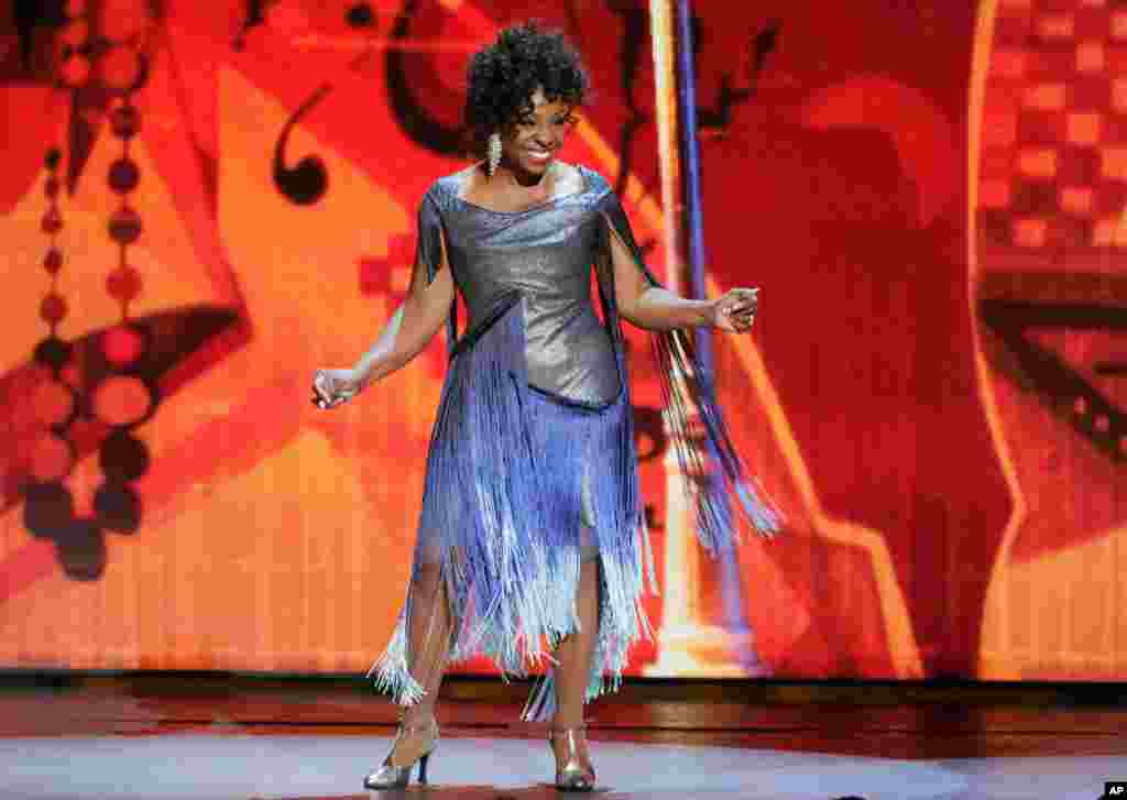 Gladys Knight tampil di panggung pada malam anugerah untuk insan teater Amerika &quot;Tony Awards&quot; di Radio City Music Hall, New York (8/6).