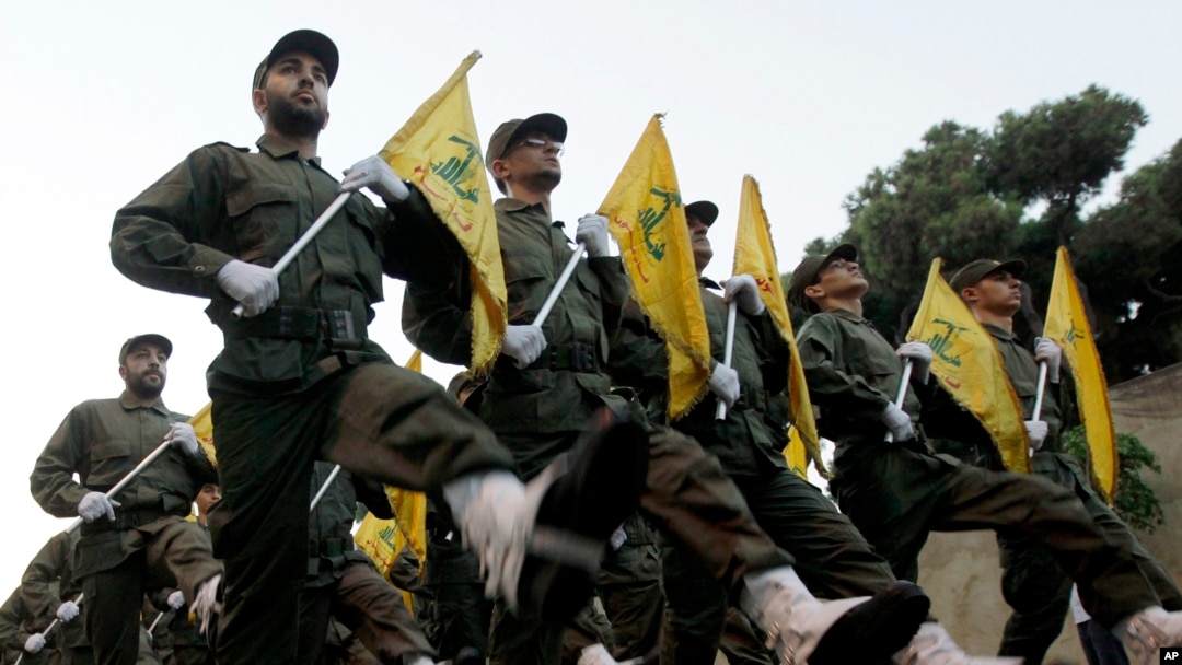 Abarwanyi b'umuhari Hezbollah muri defile mu bumanuko bwa Beirut, Libani, 12/11/2010.