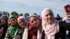 Sejumlah perempuan Muslim berswafoto usai Salat Idul Fitri di Staten Island, New York, 25 Juni 2017. (Foto: Reuters)