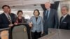 台湾总统蔡英文8月12日过境美国洛杉矶，美国在台协会主席莫健(右二)与台湾驻美代表高硕泰(右一)登机迎接 