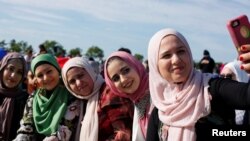 Sejumlah perempuan Muslim berswafoto usai Salat Idul Fitri di Staten Island, New York, 25 Juni 2017. (Foto: Reuters)