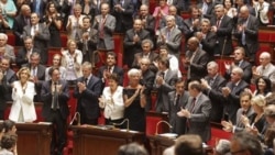 اعضای مجلس ملی فرانسه پس از اعلام آزادی دو روزنامه نگار فرانسوی در نشتسی در پاریس. ۲۹ ژوئن ۲۰۱۱