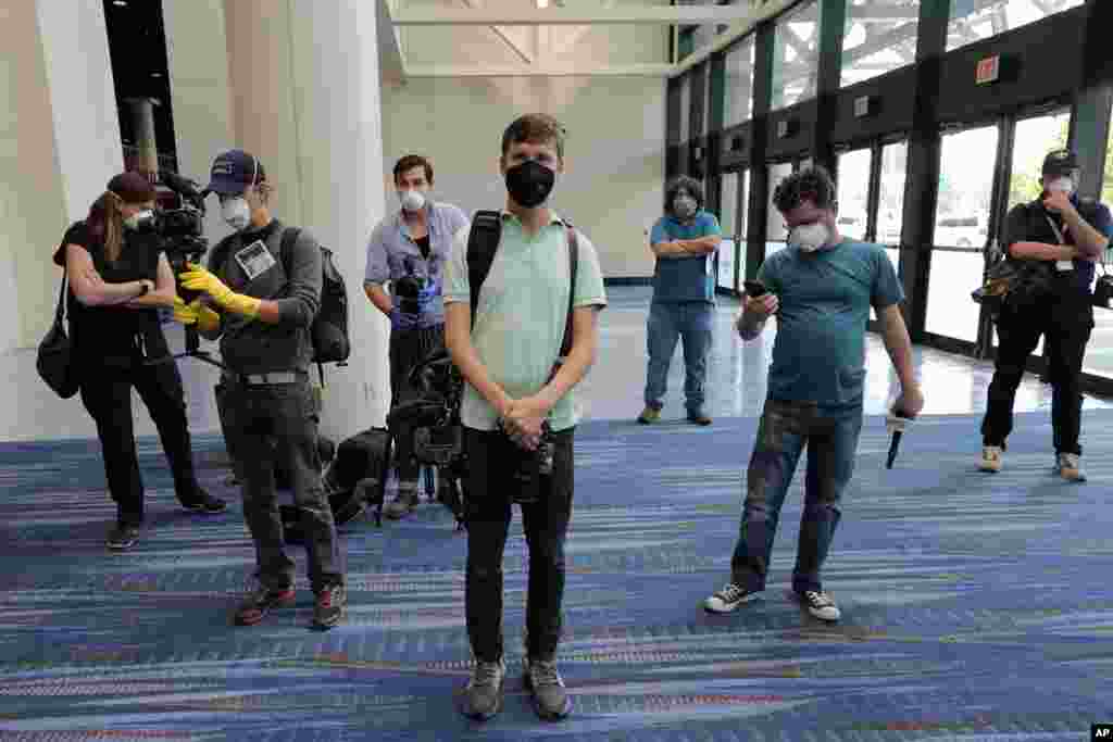 Especialistas usan equipo de protección personal, incluidos guantes y máscaras, mientras recorren un hospital temporal que se estableció en el Centro de Convenciones Ernest N. Morial, en Nueva Orleans, el sábado 4 de abril de 2020.