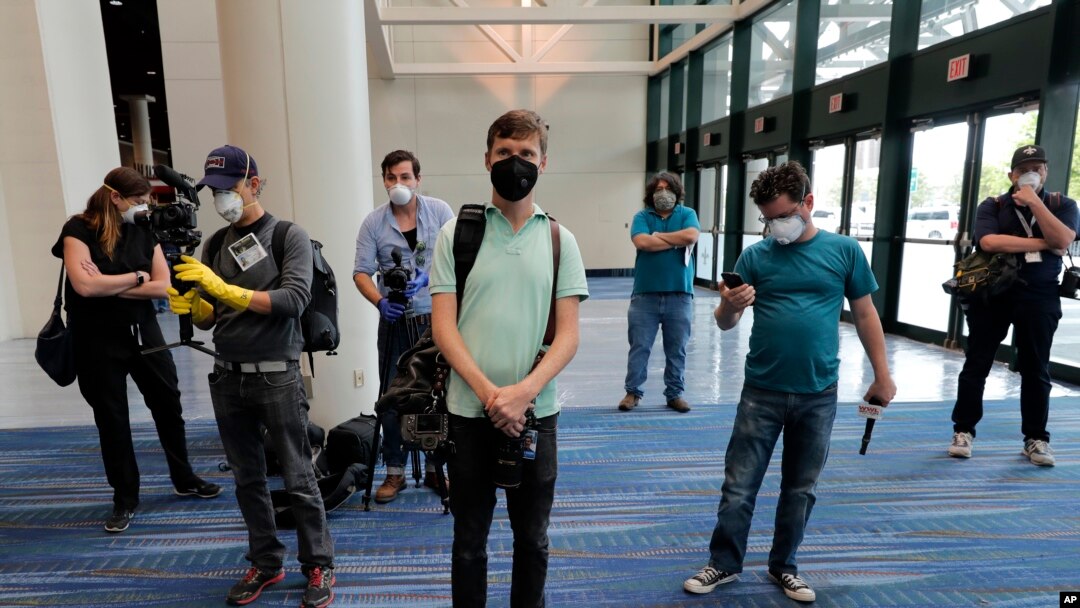 Periodistas pertrechados con tapabocas aguardan durante cobertura informativa en la ciudad de Nueva Orleans, en Estados Unidos. Foto de archivo del 4 de abril de 2020.