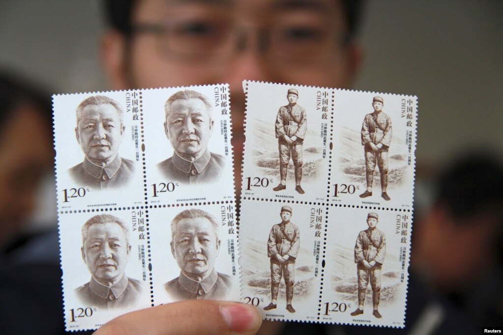 2013年10月15日，有人手持中国前副总理习仲勋的纪念邮票。习仲勋是中国领导人习近平的父亲。(photo:VOA)